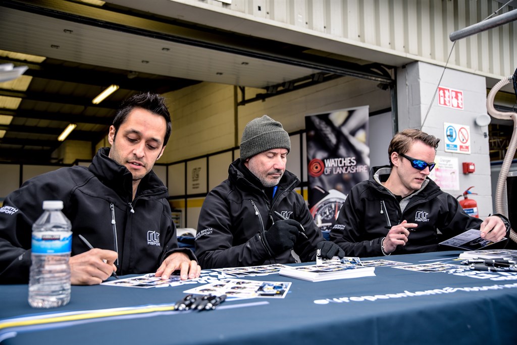 Autografsessionen på Silverstone var velbesøgt.
(Foto: Xynamic Automotive Photography)